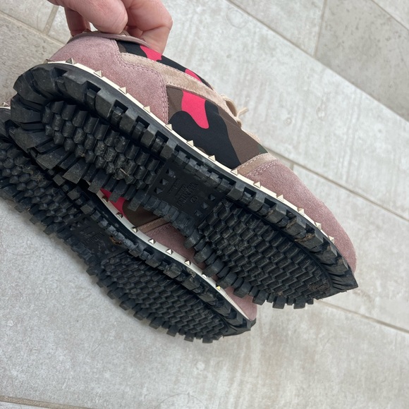 Great condition Valentino rockstud sneakers - Picture 4 of 4
